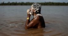 Indígena toma banho no rio Xingu, no Mato Grosso Indio