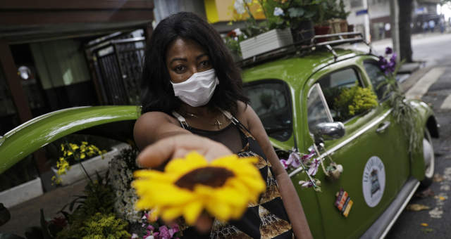 Valcineia Machado ao lado do fusca que transformou em floricultura no Rio de Janeiro