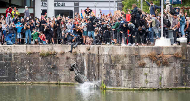 Estátua de Edward Colston é jogada no mar em Bristol, no Reino Unido
