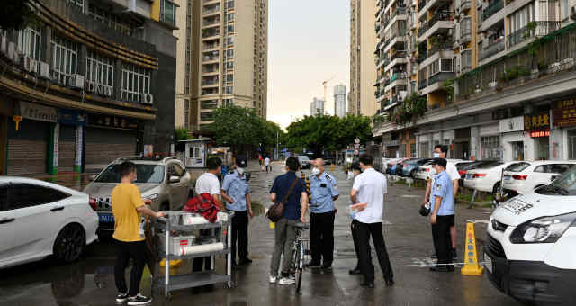 Polícia impõe bloqueio em rua de Guangzhou, na província de Guangdong