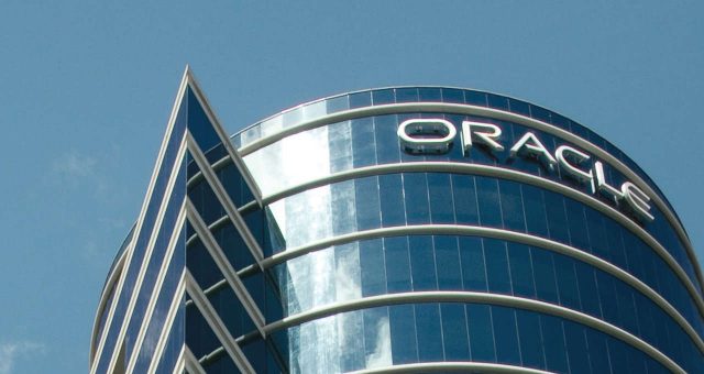 Ações da Oracle caem com previsões sombrias e gastos crescentes; preocupações com bolha de IA aumentam