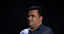 Trader Rogério Araújo posa em fundo escuro