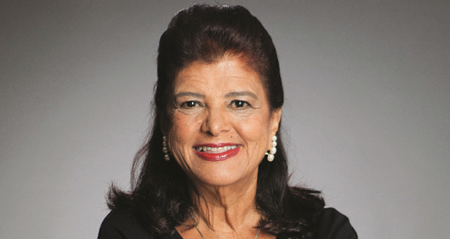 Luiza Trajano da magalu, sorrindo para foto