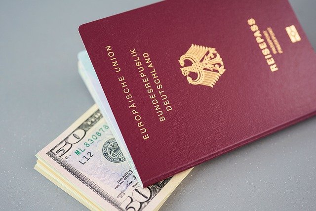 Passaporte com notas de dinheiro