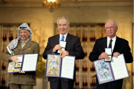 Líderes Rabin, Arafat e Perez no acordo de paz entre Palestina e Israel