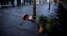 Rua alagada em Fort Myers, na Flórida