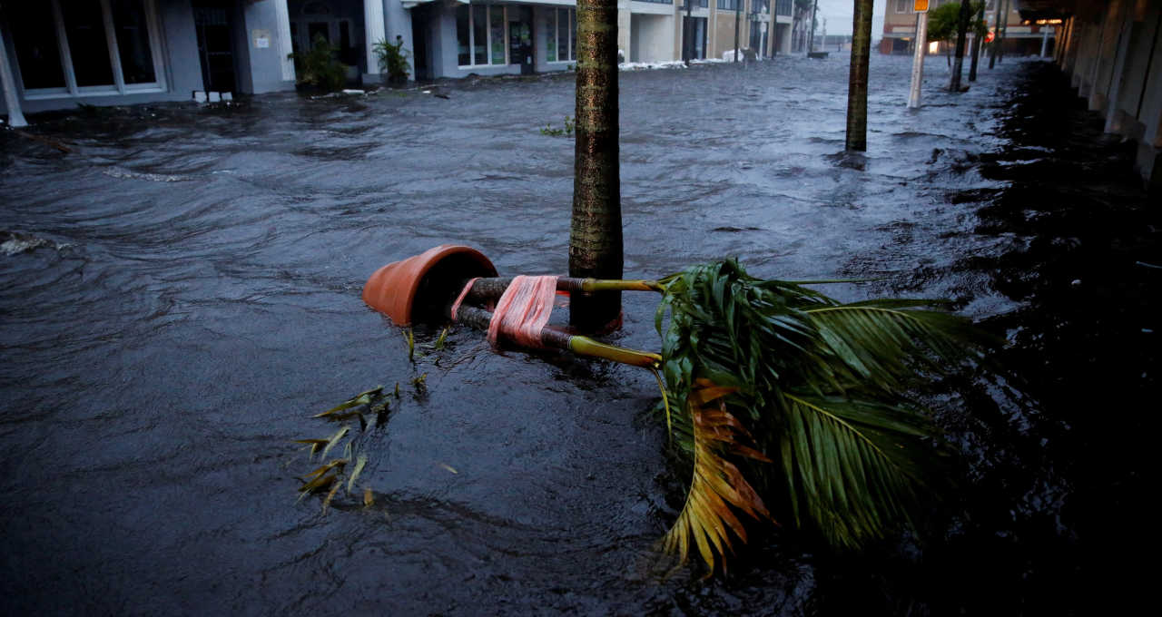 Rua alagada em Fort Myers, na Flórida
