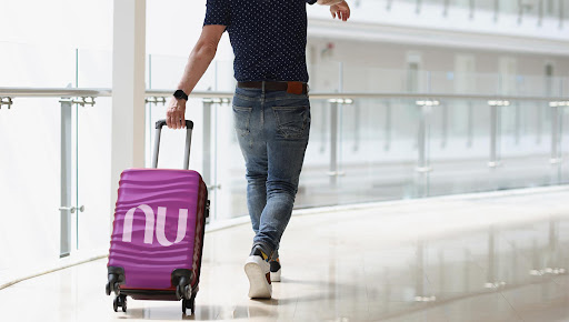 mala com símbolo do nubank