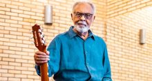 Gilberto Gil com um violão