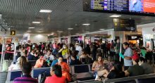 aeroporto cheio viagens voo atrasado voo cancelado turismo setor aéreo
