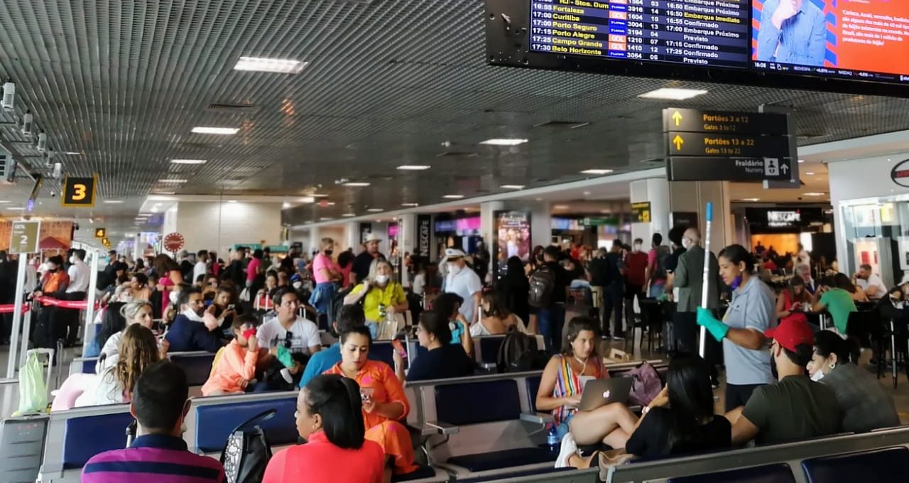 aeroporto cheio viagens voo atrasado voo cancelado turismo setor aéreo