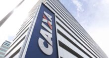 Fachada de edifício da Caixa Econômica Federal com logomarca do banco em destaque.