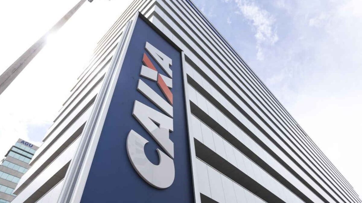 Fachada de edifício da Caixa Econômica Federal com logomarca do banco em destaque.