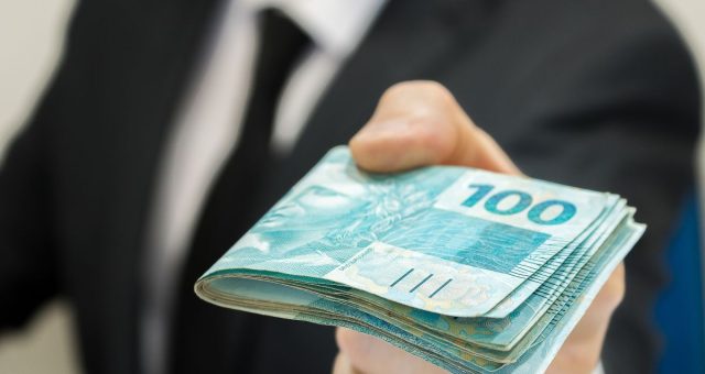 Homens tendem a usar ofertas de emprego para conseguir aumentos salariais mais do que mulheres, mostra estudo