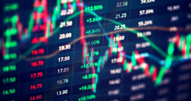 Ibovespa recupera fôlego e sobe 1% com Vale (VALE3) e IPCA-15 abaixo do esperado; dólar recua a R$ 5,49