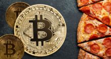 Bitcoin ao lado de pizza