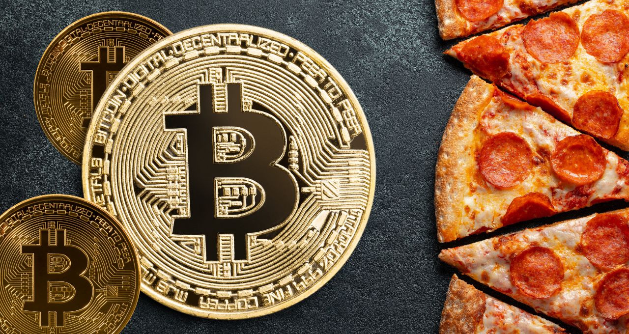 Bitcoin ao lado de pizza