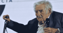 Ex-presidente do Uruguai José "Pepe" Mujica participa de evento que marcou 40 anos de democracia no país, em Montevidéu 27/03/2025 REUTERS/Martin Varela