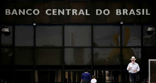 Selic a 15%: Convergência da inflação exige aperto maior, mas defasagem permite sinalizar fim do ciclo, diz Ata do Copom