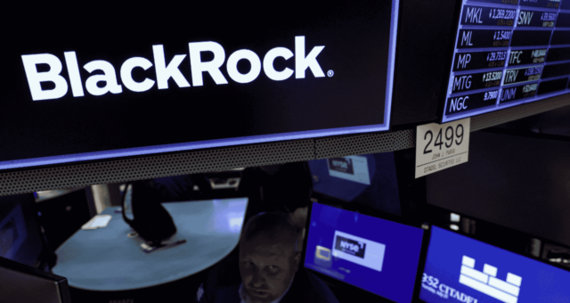 Logo da BlackRock em tela da Bolsa de Valores de Nova York 21/07/2022 REUTERS/Brendan McDermid