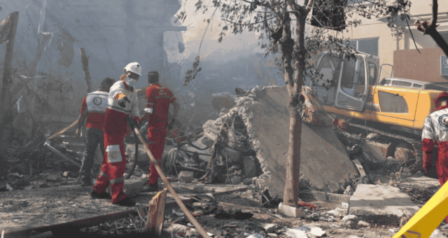 Equipes de resgate trabalham em prédio danificado após ataques israelenses em Teerã, Irã 13/06/2025 Sociedade do Crescente Vermelho Iraniana/WANA /Divulgação via REUTERS