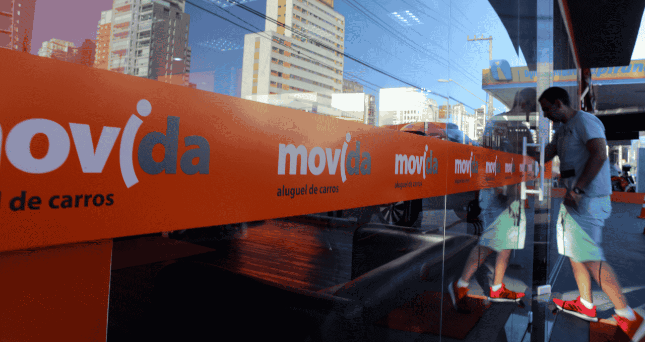 Consumidor entra em loja da Movida em São Paulo 06/02/2017 REUTERS/Paulo Whitaker