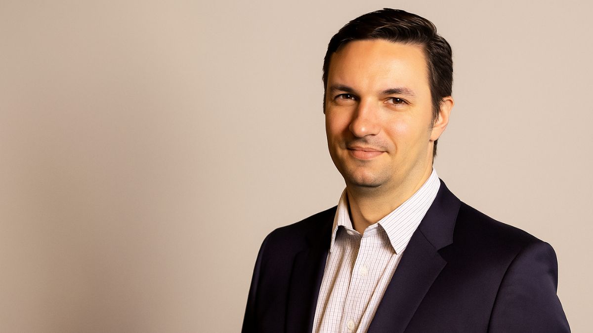 Em quais ações investir no 2º semestre? Lucas Stella, do Santander Asset, traz insights do mercado em evento gratuito do Seu Dinheiro