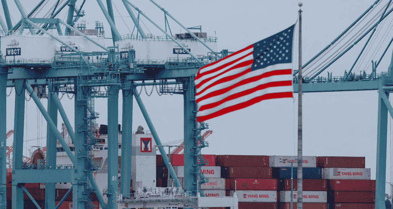 Uma bandeira dos EUA tremula próxima a contêineres de carga enquanto um navio é descarregado no Porto de Los Angeles, em San Pedro, Califórnia, EUA, em 1º de maio de 2025. REUTERS/Mike Blake