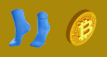 Bitcoin (BTC) e meias azuis. (Imagem Canva Pro Montagem Money Times)