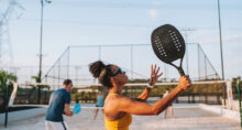 Weelness Bem-estar. Grupod e pessoas jogando beach tenis