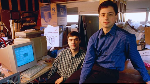 Larry Page (esquerda) and Sergey Brin (direita) no primeiro escritório do Google. Imagem: Google/Reprodução