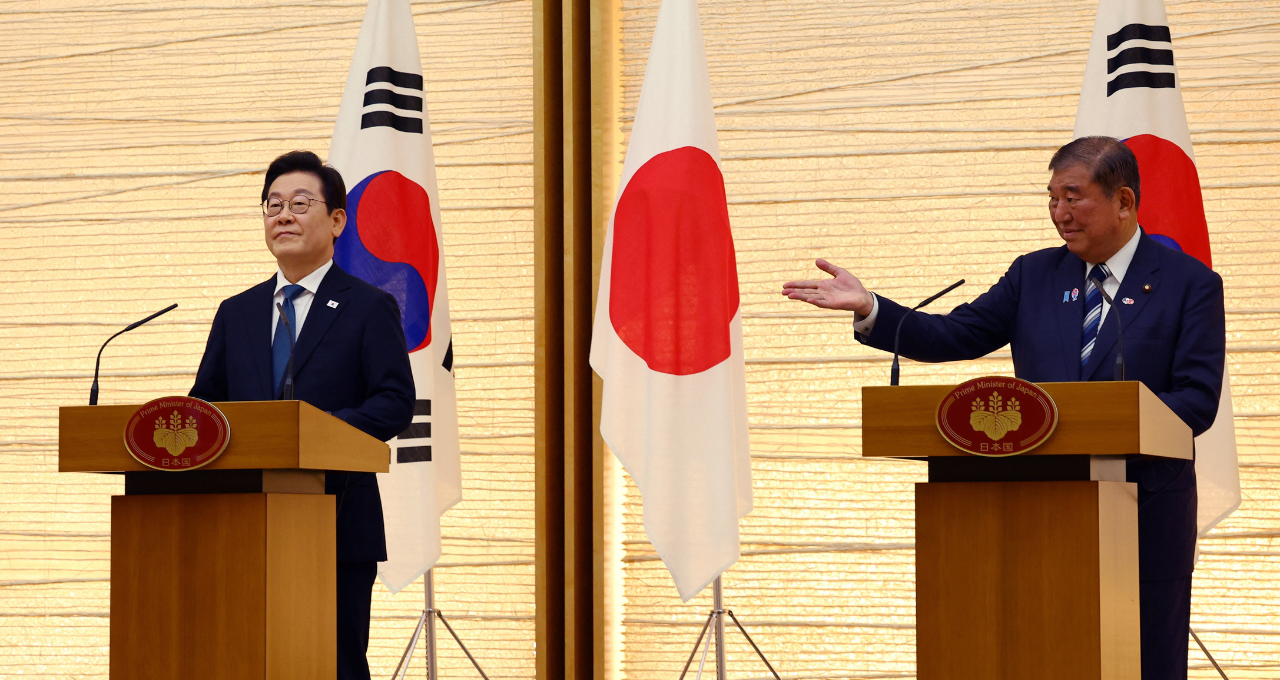 O presidente da Coreia do Sul, Lee Jae Myung, e o primeiro-ministro do Japão, Shigeru Ishiba, falam à imprensa após reunião em Tóquio, Japão 23/08/2025 REUTERS/Kim Kyung-Hoon/Pool