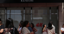 Pessoas fazem fila para entrar na primeira loja da H&M em São Paulo, Brasil 23/08/2025 REUTERS/Amanda Perobelli