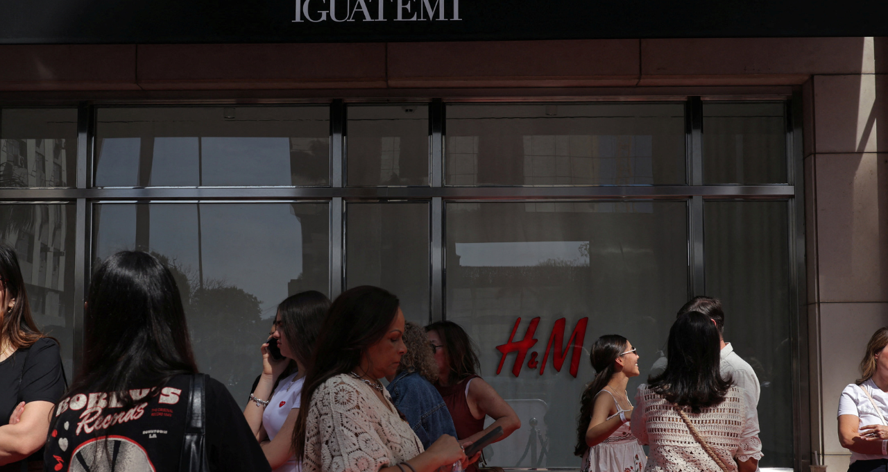 Pessoas fazem fila para entrar na primeira loja da H&M em São Paulo, Brasil 23/08/2025 REUTERS/Amanda Perobelli