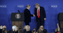 Trump e Putin se cumprimentam durante coletiva de imprensa em Anchorage, Alasca 15/08/2025 REUTERS/Jeenah Moon