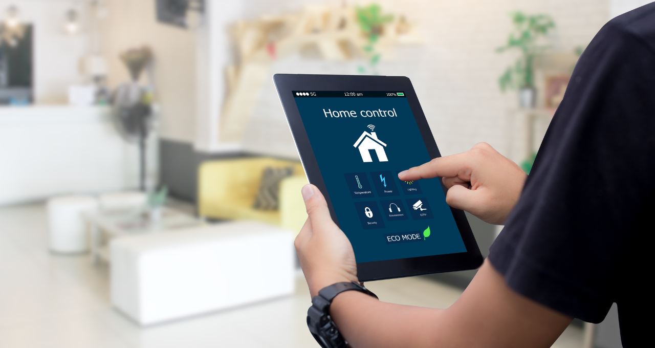 Apartamento inteligente (Imagem: B4LLS/ Getty Images Pro/ Canva)