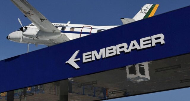 Embraer (EMBR3): Trabalhadores aprovam greve no interior de SP; ações caem