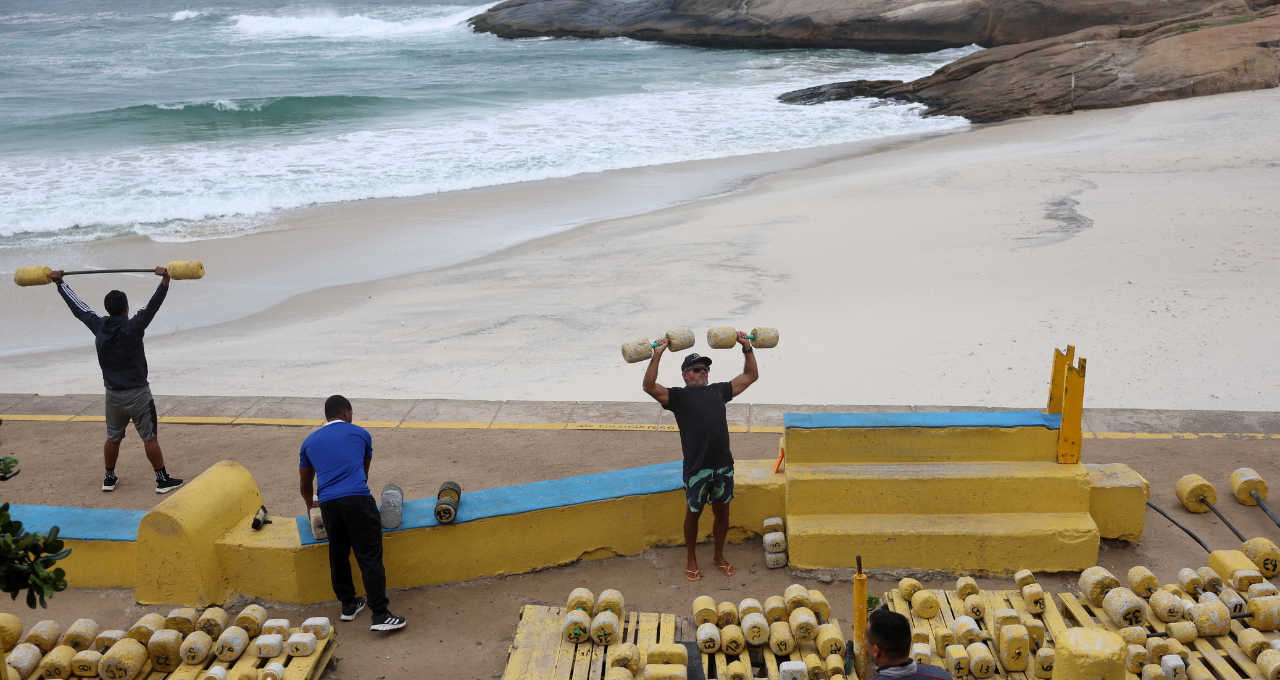 Pessoas fazem exercício na praia do Arpoador, Rio de Janeiro 29/07/2025. REUTERS/Pilar Olivares