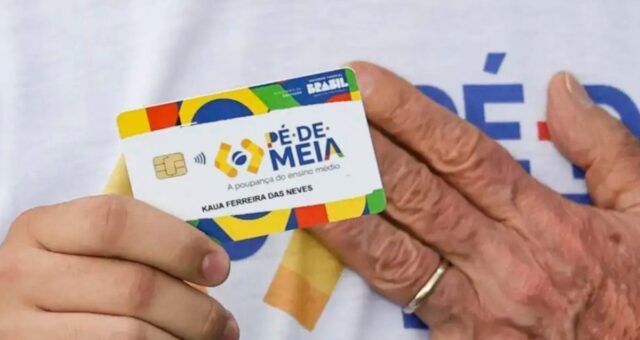 Cartão do programa Pé-de-Meia, benefício destinado a estudantes da rede pública