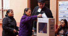 Mulher deposita voto em seção eleitoral em Tarija, Bolívia 19/10/2025 REUTERS/Sara Aliaga