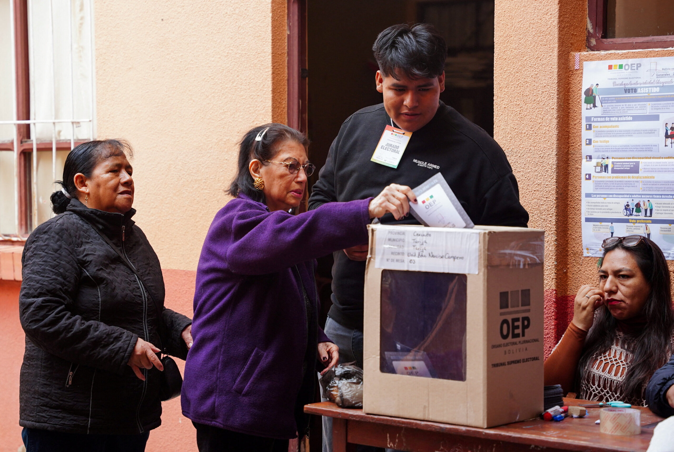 Mulher deposita voto em seção eleitoral em Tarija, Bolívia 19/10/2025 REUTERS/Sara Aliaga
