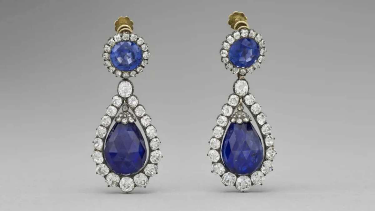 Brincos do do conjunto de joias da rainha Marie-Amélie e da rainha Hortense • DivulgaçãoMuseu do Louvre