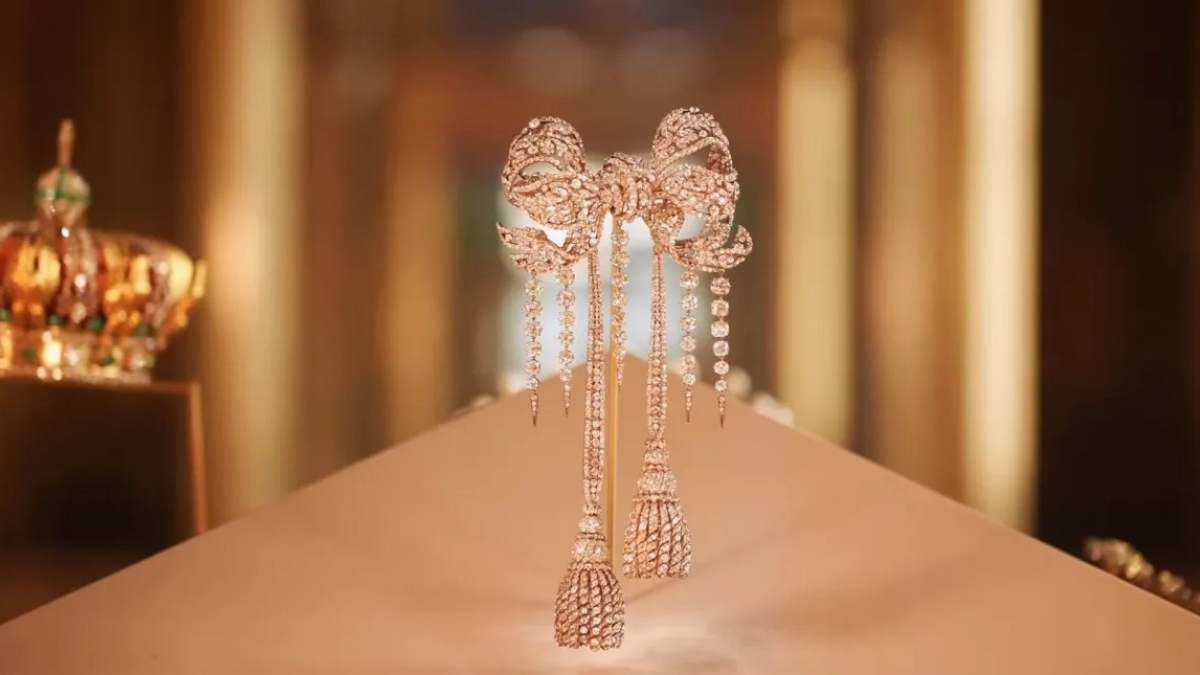 Broche corpete que pertenceu Eugênia, que foi roubada do Museu do Louvre • YoutubeMuseu do Louvre