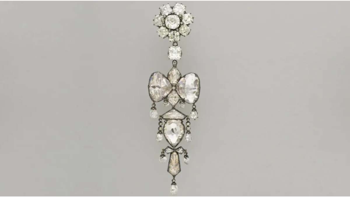 Broche relicário roubado do Museu do Louvre, em Paris • Divulgação/Museu do Louvre