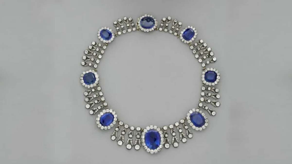 Colar do conjunto de joias da rainha Maria Amélia da França e da rainha Hortense • DivulgaçãoMuseu do Louvre