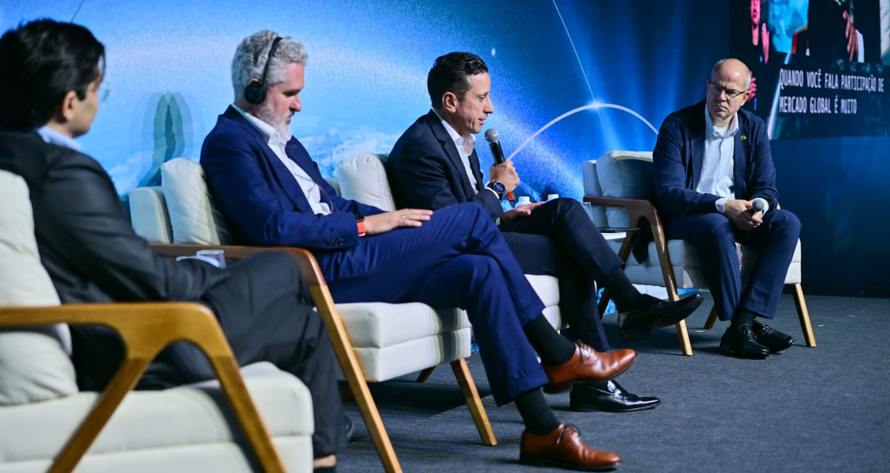Da esquerda para a direita: Vinicius Rodrigues, BTG Pactual US Capital LLC; David Rincón, Creand Wealth & Securities; Ricardo Eleutério, Bradesco Asset; Zeca Doherty, Anbima (Imagem: divulgação)