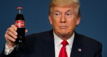 Trump anunciou em sua rede social, a Truth Social, que havia “convencido” a Coca-Cola a fabricar uma versão de sua bebida usando açúcar de cana produzido nos EUA