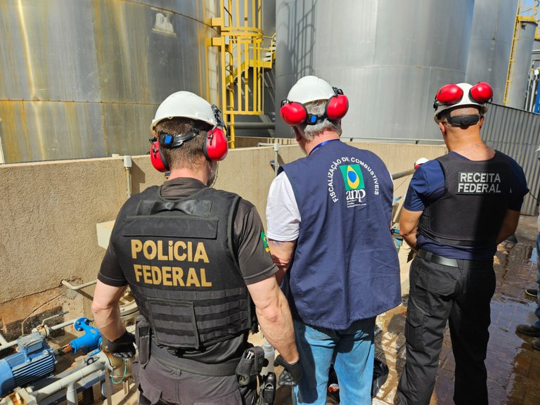 Desdobramento das operações Boyle e Carbono Oculto, a nova ofensiva da Receita Federal mira a rota clandestina do metanol. Imagem: Divulgação Polícia Federal.