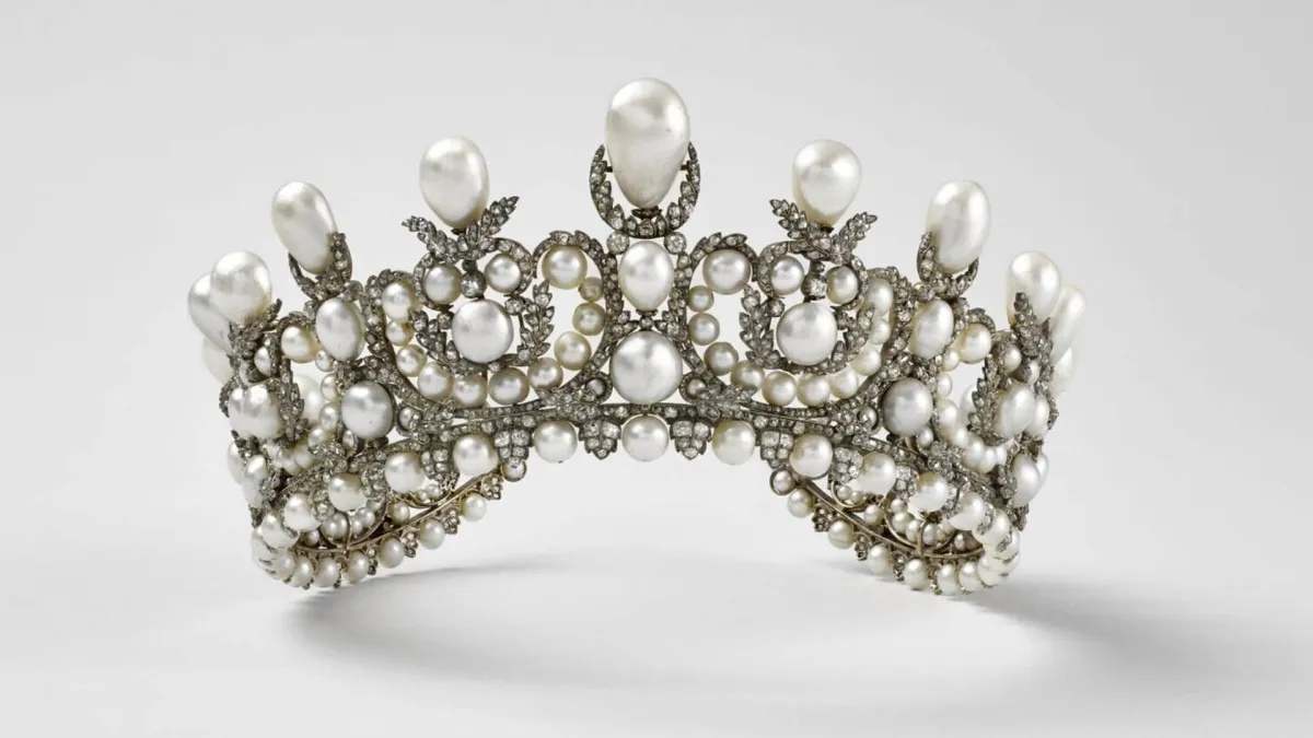 Tiara da imperatriz Eugénie roubada do Museu do Louvre, em Paris • DivulgaçãoMuseu do Louvre