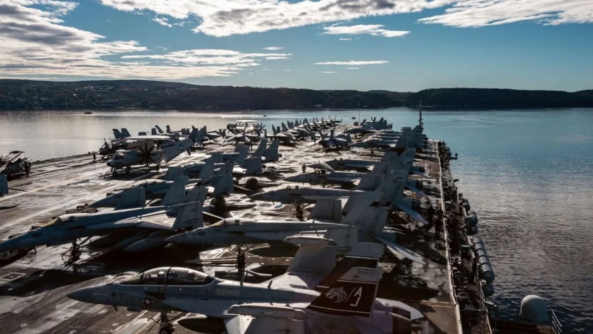 O porta-aviões USS Gerald R. Ford durante missão programada em Oslo, na Noruega, em apoio às Forças Navais dos EUA na Europa e África em setembro de 2025 • Facebook/USS Gerald R. Ford
